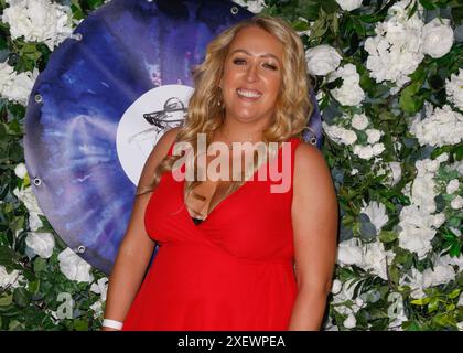 London, Großbritannien. Juni 2024. Danielle Broadbent nimmt an der Big Fat Wimbledon Tennis Party Teil, die im Efes Premium in London stattfindet. (Foto: Mario Mitsis/SOPA Images/SIPA USA) Credit: SIPA USA/Alamy Live News Stockfoto