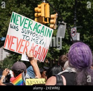 New York Ciy, USA. Juni 2024. Pro-palästinensische Demonstranten versammelten sich im Madison Sqaure Park in New York City und marschierten zum Manhattan Center, um Präsident Joe Biden zu stören, der am 29. Juni 2024 an einer Wahlkampagne teilnahm. (Foto: Steve Sanchez/SIPA USA). Quelle: SIPA USA/Alamy Live News Stockfoto