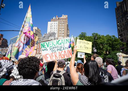 New York Ciy, USA. Juni 2024. Pro-palästinensische Demonstranten versammelten sich im Madison Sqaure Park in New York City und marschierten zum Manhattan Center, um Präsident Joe Biden zu stören, der am 29. Juni 2024 an einer Wahlkampagne teilnahm. (Foto: Steve Sanchez/SIPA USA). Quelle: SIPA USA/Alamy Live News Stockfoto