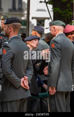 Den Haag, Südholland, Niederlande. Juni 2024. Ein Mitglied der niederländischen Armee ist mit der Friedensoperationsmedaille belegt. Am 29. Juni 2024 feierten die Niederlande den Tag der Veteranen zum 20. Jahrestag. (Kreditbild: © James Petermeier/ZUMA Press Wire) NUR REDAKTIONELLE VERWENDUNG! Nicht für kommerzielle ZWECKE! Stockfoto