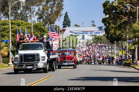 Huntington Beach, Kalifornien, USA. Juni 2024. 29. Juni 2024, Huntington Beach, Kalifornien, USA: Tausende von Radfahrern nehmen an der 5. Jährlichen Fahrradtour vor Huntington Beach Teil. Die Parade der Fahrräder beginnt am 4. Juli. Die Feierlichkeiten gipfeln im größten Feuerwerk westlich des Mississippi. (Kreditbild: © Ron Lyon/ZUMA Press Wire) NUR REDAKTIONELLE VERWENDUNG! Nicht für kommerzielle ZWECKE! Quelle: ZUMA Press, Inc./Alamy Live News Stockfoto