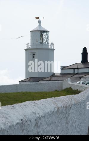 Der Lizard Lighthouse, der Lizard Point, Cornwall, Großbritannien - der Lizard Point ist der südlichste Punkt Großbritanniens. Die Steine in dieser Gegend sind Ex Stockfoto