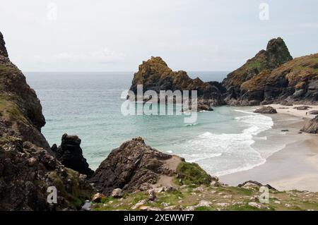 Kynance Cove, The Lizard, Cornwall, Großbritannien - kleine Buchten und Küste, - der Lizard Point ist der südlichste Punkt Großbritanniens. Cornwall ist viele c Stockfoto