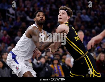 San Francisco, Usa. Februar 2024. Die Golden State Warriors Brandin Podziemski (2) und Paul George (13) der Los Angeles Clippers (13) wetteifern am 14. Februar 2024 im Chase Center in San Francisco um die Rebounding-Position. (Foto: Jane Tyska/Bay Area News Group/TNS/SIPA USA) Credit: SIPA USA/Alamy Live News Stockfoto