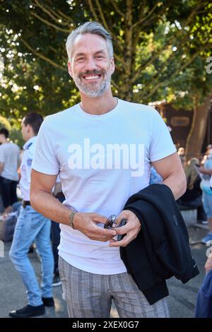 Bad Segeberg, Deutschland. Juni 2024. Stefan Bockelmann, Schauspieler, besucht die Premiere von „Winnetou II – Ribanna und alte Feuerhand“ bei den Karl May Games im Freilichttheater in Kalkberg. Die Saison 2024 läuft vom 29. Juni bis zum 8. September. Quelle: Georg Wendt/dpa/Alamy Live News Stockfoto