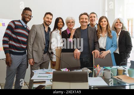 Porträt eines vielseitigen Geschäftsteams, das zusammen lächelt - Gruppenfoto von Kollegen im Unternehmen in einer Büroumgebung - erfolgreiches Team-Sho Stockfoto