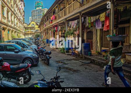 11 04 2018 Vintage altes Haus vierstöckige Chawl Kultur Swami Samarth Nagar Mugbhat Lane Thakurdwar hat jetzt Mumbai Maharashtra INDIEN Asien abgerissen. Stockfoto