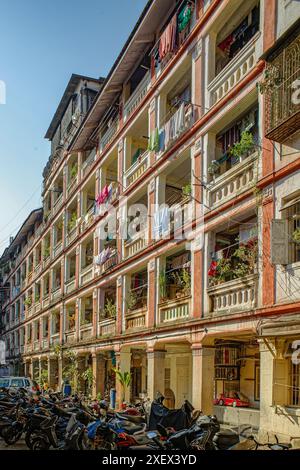 11 04 2018 Vintage altes Haus vierstöckige Chawl Kultur Swami Samarth Nagar Mugbhat Lane Thakurdwar hat jetzt Mumbai Maharashtra INDIEN Asien abgerissen. Stockfoto