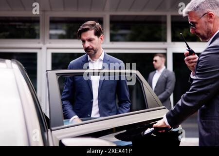 High-End Executive Vehicle Escort: VIP Protection Service gewährleistet die Sicherheit von Geschäftsleuten mit attraktiven Bodyguards und professionellen Sicherheitsmaßnahmen. Stockfoto