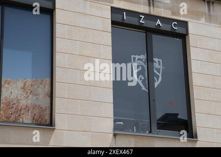 Bordeaux , Frankreich - 06 26 2024 : iZac Zeichen Logo und Text Marke Fenster Geschäft Männer Eingangskette Fassade Mode Shop Stockfoto