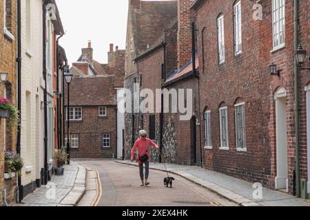 England, Kent, Sandwich, Straßenszene mit historischen Fachwerkhäusern Stockfoto