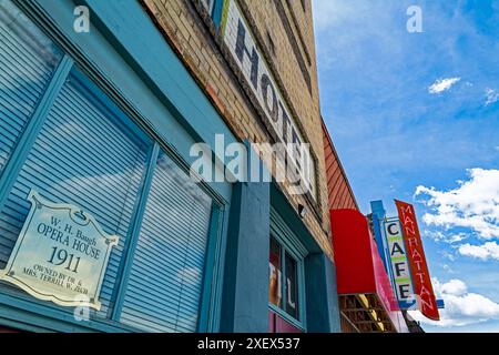 Das historische Opernhaus und das Neonschild Manhattan Cafe in Shoshone, Idaho, USA Stockfoto