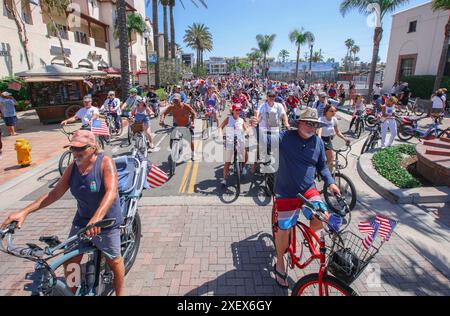 Huntington Beach, Kalifornien, USA. Juni 2024. Radfahrer, die an der 5. Jährlichen Fahrradrundfahrt in Huntington Beach teilnehmen, beenden ihre Fahrt auf der Main St. die Parade der Bikes beginnt eine Woche der Feierlichkeiten am 4. Juli, die in der größten Feuerwerkshow westlich des Mississippi gipfeln. (Kreditbild: © Ron Lyon/ZUMA Press Wire) NUR REDAKTIONELLE VERWENDUNG! Nicht für kommerzielle ZWECKE! Quelle: ZUMA Press, Inc./Alamy Live News Stockfoto