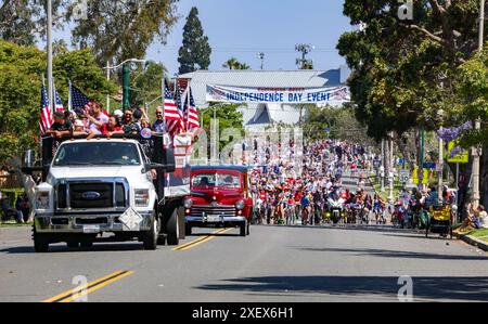 Huntington Beach, Kalifornien, USA. Juni 2024. Tausende von Radfahrern nehmen an der 5. Jährlichen Fahrradtour vor Huntington Beach Teil. Die Parade der Fahrräder beginnt am 4. Juli. Die Feierlichkeiten gipfeln im größten Feuerwerk westlich des Mississippi. (Kreditbild: © Ron Lyon/ZUMA Press Wire) NUR REDAKTIONELLE VERWENDUNG! Nicht für kommerzielle ZWECKE! Quelle: ZUMA Press, Inc./Alamy Live News Stockfoto