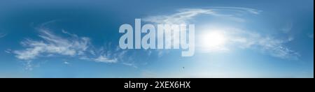 Blauer Sommerhimmel mit hellen Cirrus-Wolken. HDR 360 nahtloses sphärisches Panorama. Voller Zenit oder Himmelskuppel in 3D, Himmelsersatz für Antenne Stockfoto