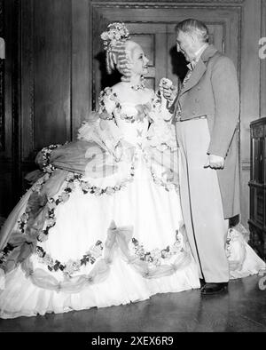 NORMA SHEARER trug eines ihrer Kostüme von MARIE ANTOINETTE mit WILLIAM RANDOLPH HEARST auf einer Kostümparty 1987 von MARION DAVIES Stockfoto