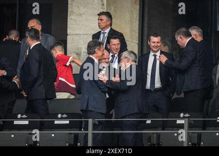 Berlin, Deutschland. Juni 2024. FIFA-Präsident Gianni Infantino (C) begrüßt weitere Gäste nach dem Achtelfinale der UEFA Euro 2024 zwischen der Schweiz und Italien in Berlin, Deutschland, 29. Juni 2024. Quelle: Peng Ziyang/Xinhua/Alamy Live News Stockfoto