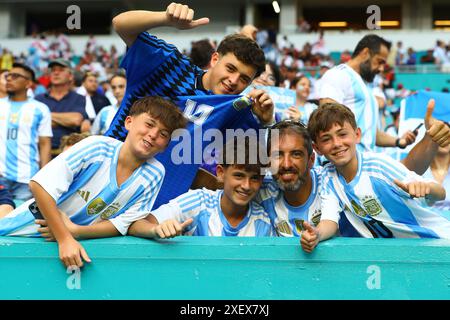 Miami Gardens, Florida, USA. Juni 2024. Argentiniens Fans bejubeln ihr Team beim Copa America USA 2024, dem Gruppenspiel zwischen Argentinien und Peru, am 29. Juni 2024 im Hard Rock Stadion in Miami. Quelle: Alejandro Pagni/Alamy Live News Stockfoto