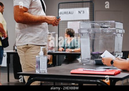 Clermont-Ferrand, Auvergne Rhone Alpes, Frankreich. 30. Juni 2024. Am Sonntagmorgen in einem Wahllokal in Cours (Departement Rhone) in Frankreich. Millionen Franzosen sind aufgerufen, für die erste Runde der genau überwachten Parlamentswahlen am 30. Juni 2024 zu stimmen, um ihre neuen Abgeordneten in der Nationalversammlung zu wählen. Diese Wahlen sind das Ergebnis der Auflösung der Nationalversammlung durch Präsident Emmanuel Macron am 9. Juni 2024. (Kreditbild: © Adrien Fillon/ZUMA Press Wire) NUR REDAKTIONELLE VERWENDUNG! Nicht für kommerzielle ZWECKE! Quelle: ZUMA Press, Inc./Alamy Live News Stockfoto