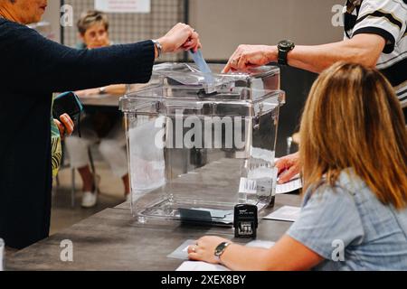 Clermont-Ferrand, Auvergne Rhone Alpes, Frankreich. 30. Juni 2024. Am Sonntagmorgen in einem Wahllokal in Cours (Departement Rhone) in Frankreich. Millionen Franzosen sind aufgerufen, für die erste Runde der genau überwachten Parlamentswahlen am 30. Juni 2024 zu stimmen, um ihre neuen Abgeordneten in der Nationalversammlung zu wählen. Diese Wahlen sind das Ergebnis der Auflösung der Nationalversammlung durch Präsident Emmanuel Macron am 9. Juni 2024. (Kreditbild: © Adrien Fillon/ZUMA Press Wire) NUR REDAKTIONELLE VERWENDUNG! Nicht für kommerzielle ZWECKE! Quelle: ZUMA Press, Inc./Alamy Live News Stockfoto