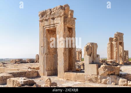 Malerischer Blick auf die Ruinen des Hadischen Palastes (der Palast von Xerxes) auf blauem Himmel in Persepolis, Iran. Antike persische Stadt. Stockfoto