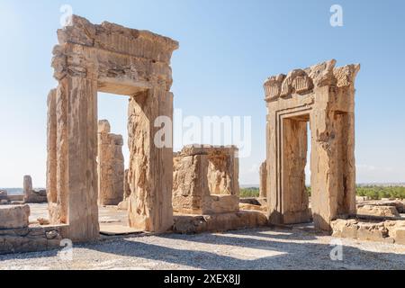 Fabelhafter Blick auf die Ruinen des Hadischen Palastes (der Palast von Xerxes) auf blauem Himmel in Persepolis, Iran. Antike persische Stadt. Stockfoto