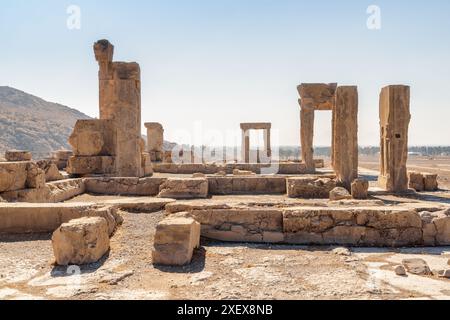 Malerische Ruinen des Hadischen Palastes (der Palast von Xerxes) auf blauem Himmel Hintergrund in Persepolis, Iran. Antike persische Stadt. Stockfoto