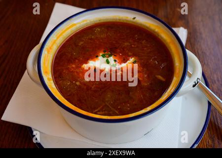 Kapustnica Slowakische Sauerkohlsuppe mit Paprika und Sauerkraut, genannt Kapustova Polievka Stockfoto