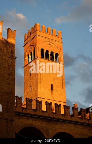 Torre dell' Arengo Turm des Palazzo della Podesta in Bologna, Italien in der Abenddämmerung Stockfoto