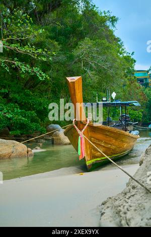 Thailändische Motorboote auf See Stockfoto