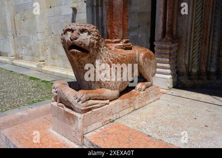 Stilistische Löwenstatue am Porta Principa Portal des Duomo di Modena Stockfoto