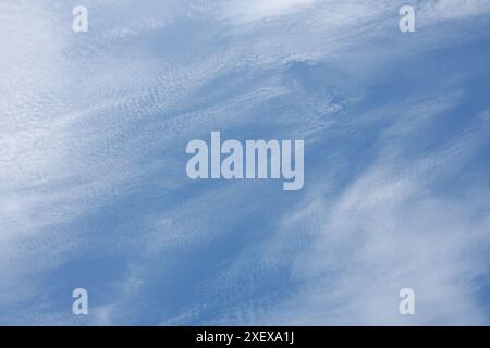 Himmelshintergrund - zarte, weiche und seidenweiche Cirrus- oder Cirrostratus-Wolken sehen aus wie dünne Rauchschleier, die im Tageslicht schweben Stockfoto