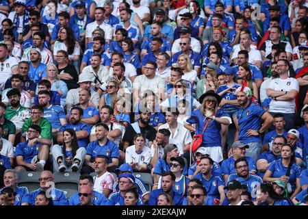 Berlin, Deutschland. Juni 2024. Fans Italiens reagieren auf das Achtelfinale der UEFA Euro 2024 zwischen der Schweiz und Italien am 29. Juni 2024 in Berlin. Quelle: Pan Yulong/Xinhua/Alamy Live News Stockfoto