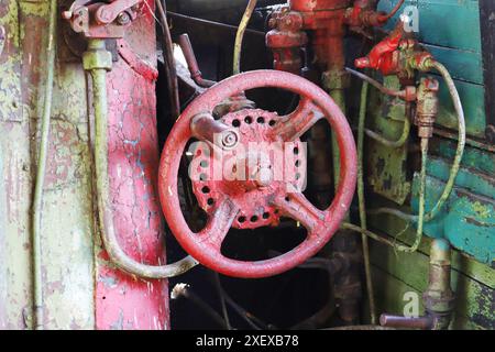 Bedienelemente der Dampfmaschine. Bruchstück der Führerkabine einer Retro-Dampflokomotive mit Steuerungen für Dampfloks, Armaturen, Rohren, Steuerungen... Stockfoto