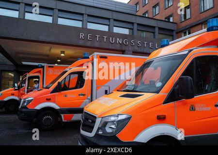 Viele Rettungswagen stehen vor dem Eingang zur Notaufnahme des Vivantes Krankenhauses in Berlin-Friedrichshain. / Viele Krankenwagen parken vor dem Eingang zur Notaufnahme im Vivantes Krankenhaus in Berlin-Friedrichshain. Rettungsdienst der Berliner Feuerwehr *** vor dem Eingang zur Notaufnahme des Vivantes Krankenhauses in Berlin Friedrichshain stehen viele Krankenwagen vor dem Eingang zur Notaufnahme des Vivantes Krankenhauses Berlin Friedrichshain Rettungsdienst der Berliner Feuerwehr snph202406189347.jpg Stockfoto