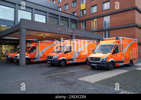 Viele Rettungswagen stehen vor dem Eingang zur Notaufnahme des Vivantes Krankenhauses in Berlin-Friedrichshain. / Viele Krankenwagen parken vor dem Eingang zur Notaufnahme im Vivantes Krankenhaus in Berlin-Friedrichshain. Rettungsdienst der Berliner Feuerwehr *** vor dem Eingang zur Notaufnahme des Vivantes Krankenhauses in Berlin Friedrichshain stehen viele Krankenwagen vor dem Eingang zur Notaufnahme des Vivantes Krankenhauses Berlin Friedrichshain Rettungsdienst der Berliner Feuerwehr snph202406189347.jpg Stockfoto