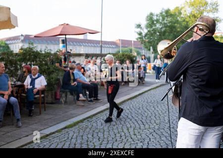 Fest de la Musique zum Sommeranfang in Berlin - Samba-Band vor einem Lokal am Märkischen Ufer in Berlin-Mitte. / Fete de la Musique zu Beginn des Sommers in Berlin - Samba-Band vor einer Bar am Märkischen Ufer in Berlin-Mitte. Schnappschuss-Fotografie/K.M.Krause *** Fete de la Musique zu Beginn des Sommers in Berlin Samba-Band vor einer Bar am Märkischen Ufer in Berlin Mitte Fete de la Musique zu Beginn des Sommers in Berlin Samba-Band vor einer Bar am Märkischen Ufer in Berlin Mitte Schnappschussfotografie K M Krause Stockfoto