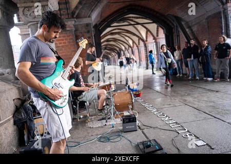 Fest de la Musique zum Sommeranfang in Berlin - Musiker auf der Oberbaumbrücke zwischen Berlin-Friedrichshain und Kreuzberg. / Fete de la Musique zu Beginn des Sommers in Berlin - Musiker auf der Berliner Oberbaumbrücke zwischen Friedrichshain und Kreuzberg. Schnappschuss-Fotografie/K.M.Krause *** Fete de la Musique zu Beginn des Sommers in Berlin Musiker auf der Oberbaumbrücke zwischen Berlin Friedrichshain und Kreuzberg Fete de la Musique zu Beginn des Sommers in Berlin Musiker auf der Berliner Oberbaumbrücke zwischen Friedrichshain und Kreuzberg Stadtteile Schnappschuss Fotografie K Stockfoto