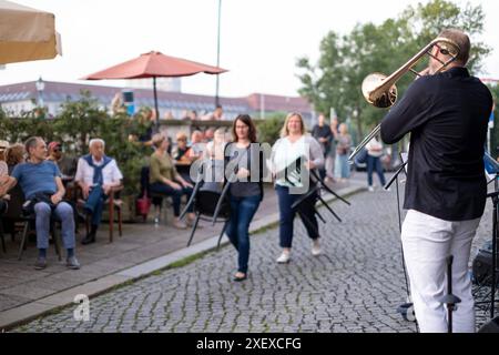 Fest de la Musique zum Sommeranfang in Berlin - Samba-Band vor einem Lokal am Märkischen Ufer in Berlin-Mitte. / Fete de la Musique zu Beginn des Sommers in Berlin - Samba-Band vor einer Bar am Märkischen Ufer in Berlin-Mitte. Schnappschuss-Fotografie/K.M.Krause *** Fete de la Musique zu Beginn des Sommers in Berlin Samba-Band vor einer Bar am Märkischen Ufer in Berlin Mitte Fete de la Musique zu Beginn des Sommers in Berlin Samba-Band vor einer Bar am Märkischen Ufer in Berlin Mitte Schnappschussfotografie K M Krause Stockfoto