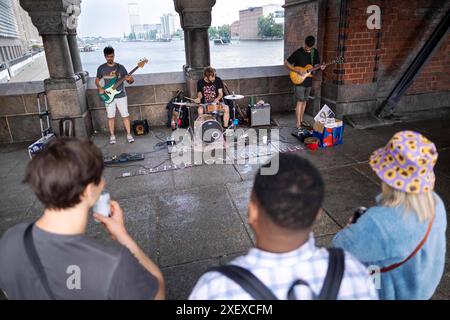 Fest de la Musique zum Sommeranfang in Berlin - Musiker auf der Oberbaumbrücke zwischen Berlin-Friedrichshain und Kreuzberg. / Fete de la Musique zu Beginn des Sommers in Berlin - Musiker auf der Berliner Oberbaumbrücke zwischen Friedrichshain und Kreuzberg. Schnappschuss-Fotografie/K.M.Krause *** Fete de la Musique zu Beginn des Sommers in Berlin Musiker auf der Oberbaumbrücke zwischen Berlin Friedrichshain und Kreuzberg Fete de la Musique zu Beginn des Sommers in Berlin Musiker auf der Berliner Oberbaumbrücke zwischen Friedrichshain und Kreuzberg Stadtteile Schnappschuss Fotografie K Stockfoto