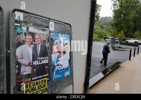 Corrèze, Frankreich. 30. Juni 2024. Abstimmung in der ersten Runde der frühen Parlamentswahlen im 1. Wahlkreis von Corrèze, in dem der ehemalige Präsident der Republik Francois Hollande Kandidat der Wahlkoalition „neue Volksfront“ ist. Uzerche, Corrèze, Frankreich, Europa. Foto: HM Images/Alamy Live News. Stockfoto