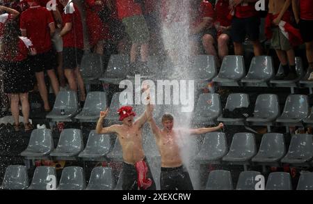 DORTMUND, DEUTSCHLAND - 29. JUNI: Fans Dänemarks spielen im Regen, da das Spiel aufgrund eines Gewitters während des Achtelfinale der UEFA EURO 2024 im Fußballstadion Dortmund am 29. Juni 2024 in Dortmund ausgesetzt ist.© diebilderwelt / Alamy Stock Stockfoto