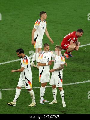 DORTMUND, DEUTSCHLAND - 29. JUNI: Waldemar Anton von Deutschland Toni Kroos von Deutschland Nico Schlotterbeck von Deutschland Emre Can von Deutschland Pierre Emile Hojbjerg aus Dänemark feiert nach dem Sieg ihrer Mannschaft beim Achtelfinale der UEFA EURO 2024 zwischen Deutschland und Dänemark am 29. Juni 2024 im Fußballstadion Dortmund in Dortmund.© diebilderwelt / Alamy Stock Stockfoto