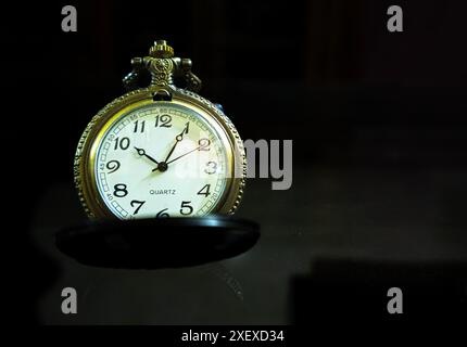 Das Bild zeigt den sensationellen Blick einer Vintage-Taschenuhr und ist vor schwarzem Hintergrund beleuchtet. Das antike Sammlerstück ist unbezahlbar. Stockfoto