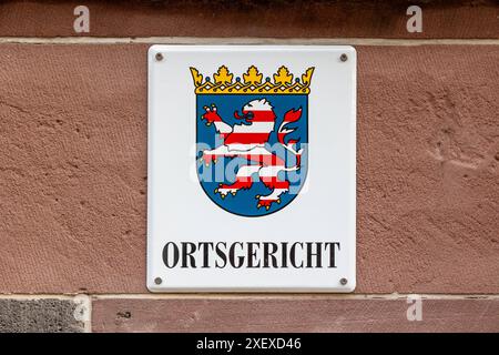 Ortsgericht Frankfurt am Main. Schild am Gebaeude mit Wappen. 06.04.2024, Frankfurt am Main, DE - Schild mit Schrift und Wappen der Stadt Frankfurt am Main., Frankfurt am Main Hessen Deutschland, DEU Ortsgericht Mitte *** Amtsgericht Frankfurt am Main Schild mit Wappen 06 04 2024, Frankfurt am Main, GER-Zeichen mit Schriftzug und Wappen der Stadt Frankfurt am Main , Frankfurt am Main Hessen Deutschland, DEU Amtsgericht Mitte Stockfoto