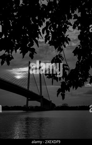 Das Bild zeigt einen sensationellen Blick auf die zweite Hoodly-Brücke (Vidgyasagar Setu) vor dem Sommerhimmel bei Prinsep Ghat in Kalkutta, Indien. Stockfoto