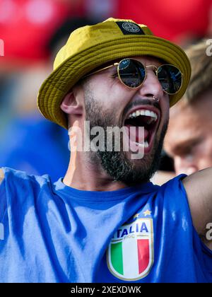 Berlin, Deutschland. Juni 2024. Berlin, Deutschland, 29. Juni 2024: Italienischer Fan beim Fußball-Spiel der UEFA EURO 2024 Deutschland Runde 16 zwischen der Schweiz und Italien im Olympiastadion in Berlin. (Daniela Porcelli/SPP) Credit: SPP Sport Press Photo. /Alamy Live News Stockfoto
