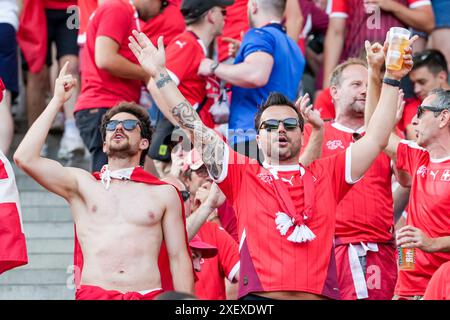 Berlin, Deutschland. Juni 2024. Berlin, Deutschland, 29. Juni 2024: Fans der Schweiz beim Fußball-Spiel der UEFA EURO 2024 Deutschland Runde 16 zwischen der Schweiz und Italien im Olympiastadion in Berlin. (Daniela Porcelli/SPP) Credit: SPP Sport Press Photo. /Alamy Live News Stockfoto