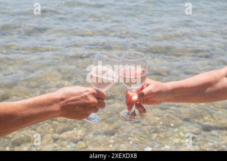 Ein paar Gläser Rosenwein am Strand mit Meereshintergrund Stockfoto