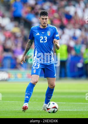 Berlin, Deutschland. Juni 2024. Berlin, 29. Juni 2024: Alessandro Bastoni (23 Italien) kontrolliert den Ball während des Fußballspiels der UEFA EURO 2024 Deutschland Runde 16 zwischen der Schweiz und Italien im Olympiastadion in Berlin. (Daniela Porcelli/SPP) Credit: SPP Sport Press Photo. /Alamy Live News Stockfoto